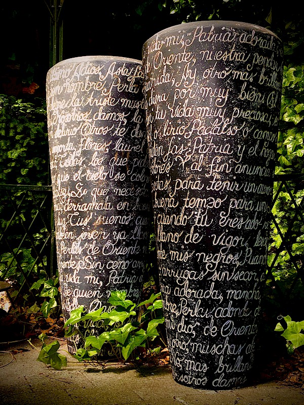 2 vases with Spanish poetry (with plate with 4 holes for plants)