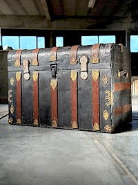 camel top steamer trunk