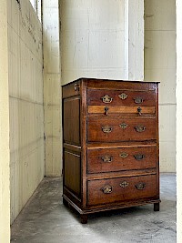 Classic Georgian chest of drawers with 2 little side drawers